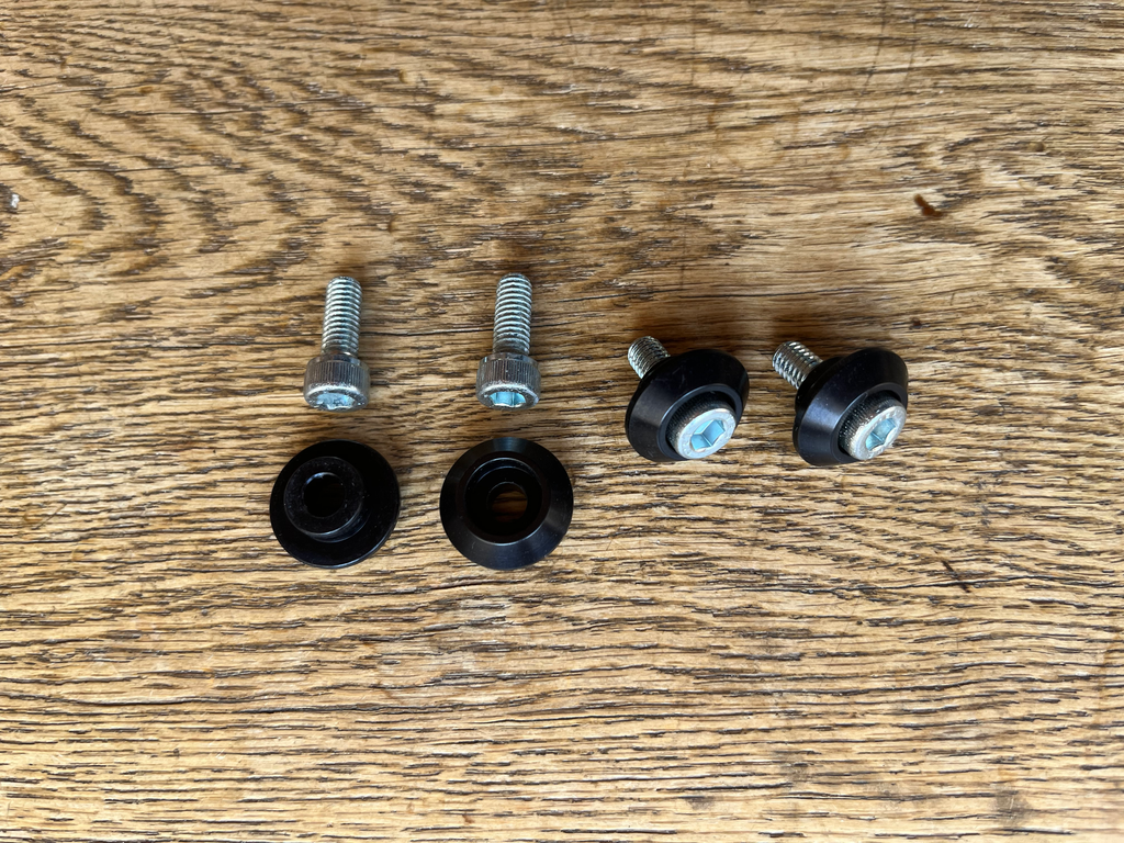 Kit de 4 entretoises (noir) et vis BTR pour fixation spéciale sur TLR Honda