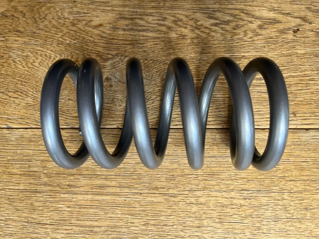 Ressort d’amortisseur renforcé (adaptable) pour amortisseur  Showa 