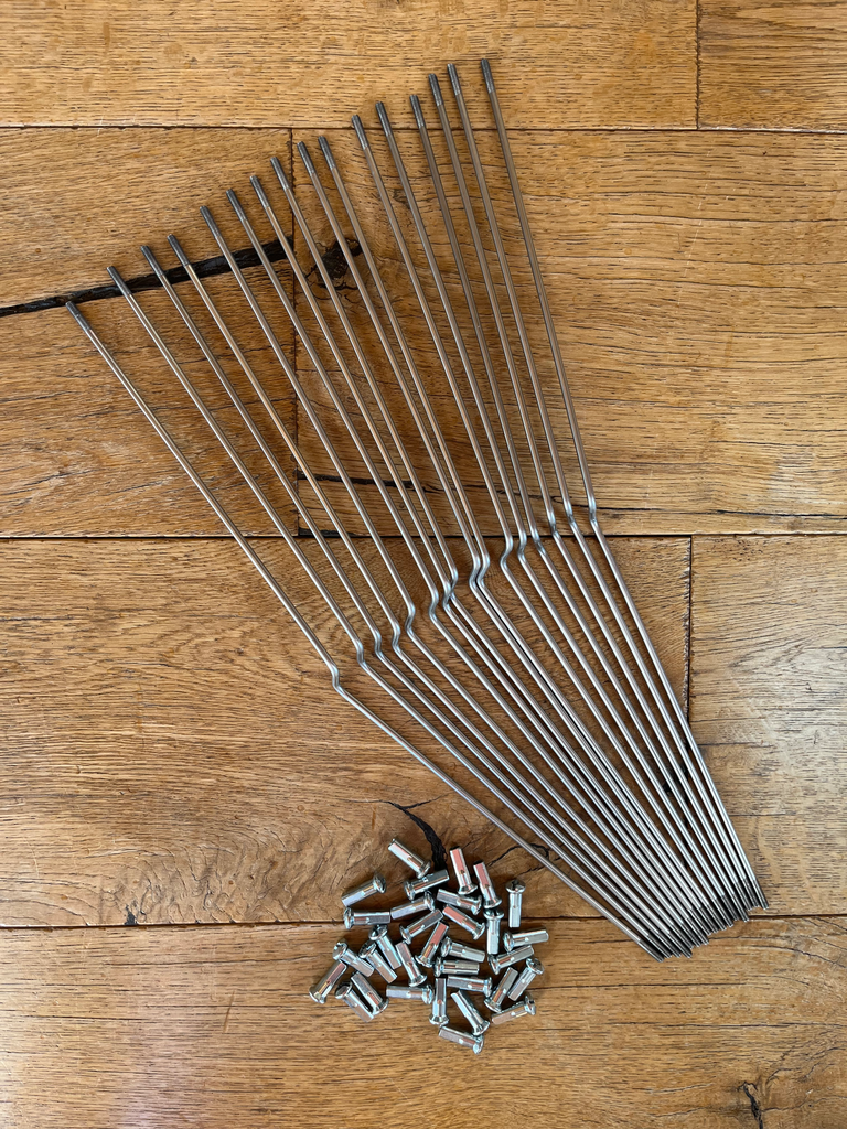 Jeu de 16 rayons inox type Z et écrous pour jante arrière Yamaha TY250 59N (adaptable)