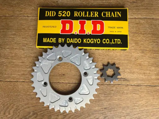 Kit pignon 10 / chaîne / couronne  fermée 35 Argent (adaptable) 