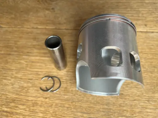 Piston complet (adaptable, cotes disponibles: 68,5mm / 69mm / 69,5mm)